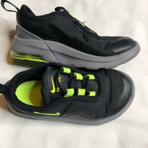 Nike Air Max motion 2 black green sneakers